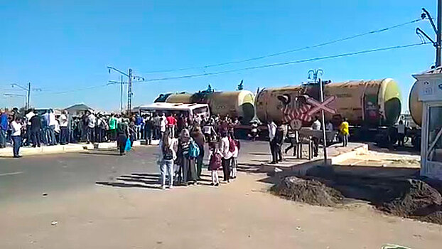 В Баку поезд протаранил автобус, полный пассажиров