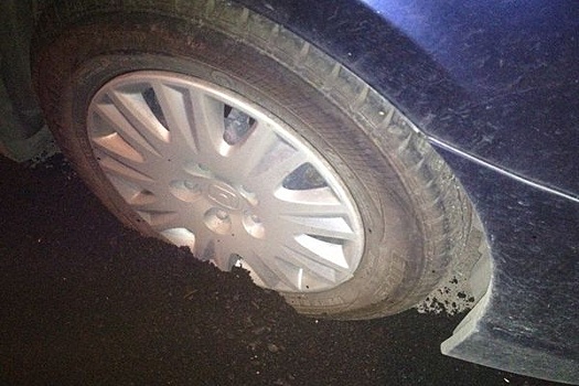 Екатеринбургские дорожники заасфальтировали автомобиль Honda