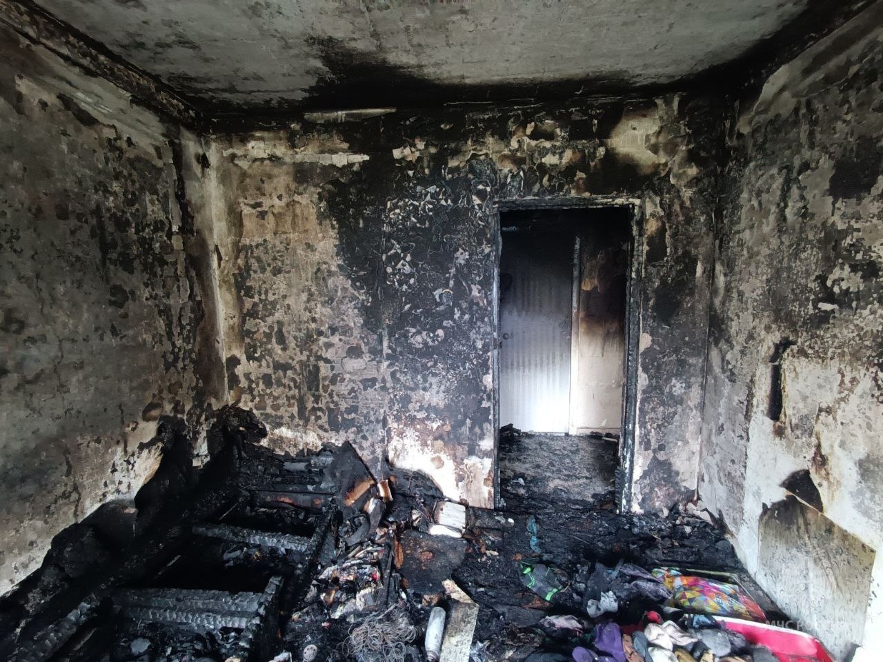 В Ижевске пожарные спасли двух человек из горящей квартиры