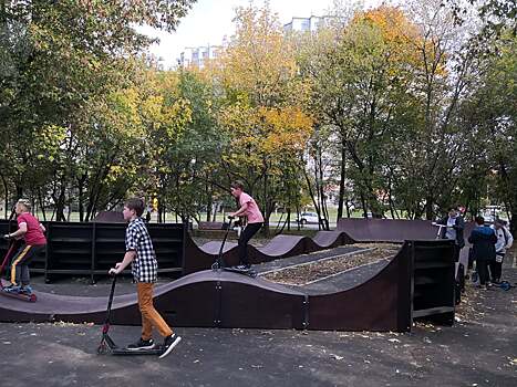 Ребята осваивают первый в Академическом районе памп-трек