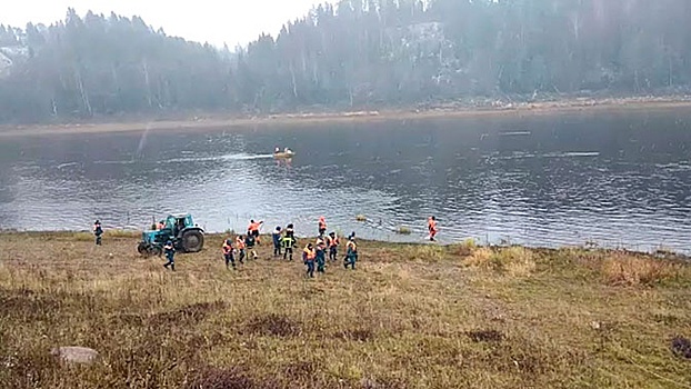 Спасатели обнаружили на дне реки потерпевший крушение в Вологодской области вертолет 