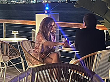 Шакиру заметили за ужином с незнакомцем