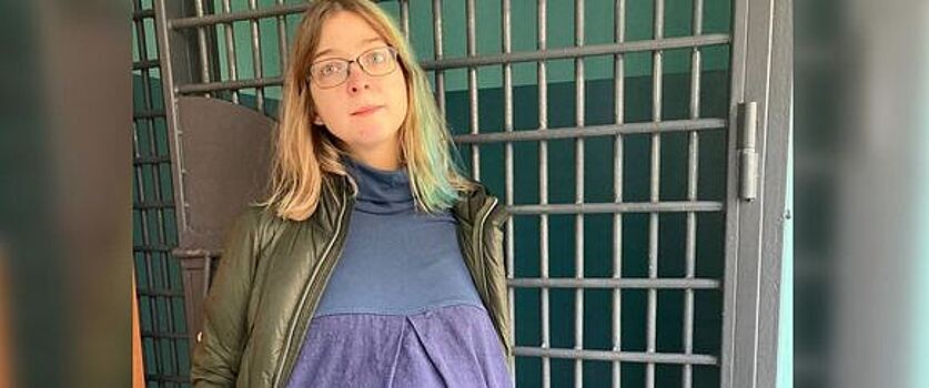 В Москве на станции метро полицейские задержали беременную журналистку Асю Казанцеву