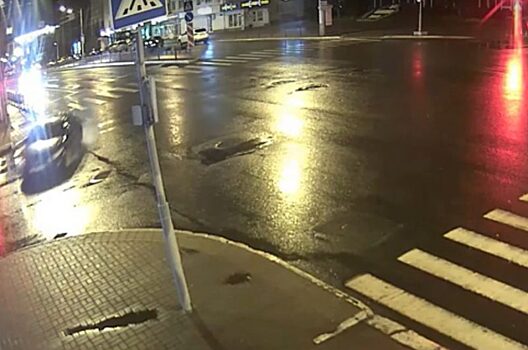 Полиция нашла девушку, протаранившую обувной магазин в центре Калуги