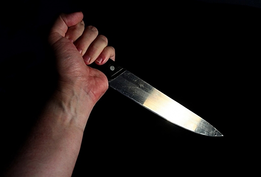 Омич ранил ножом 20-летнего парня, который с компанией отмечал 8 Марта в подъезде
