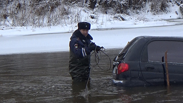 В Костромской области полицейские помогли женщине, упавшей на машине в реку