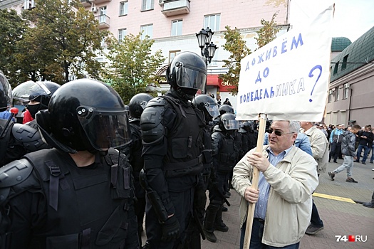 Суд оштрафовал на 75 тысяч рублей пожилого учителя, гулявшего с плакатом на челябинском митинге