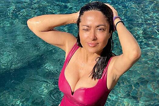 56-летняя Сальма Хайек показала фото в купальнике и без макияжа