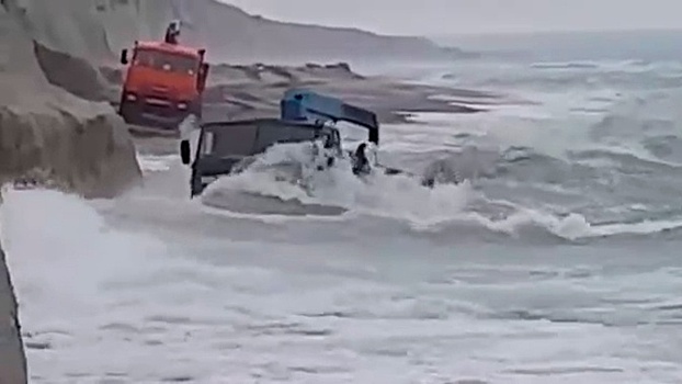 Проезд КамАЗов по Охотскому морю во время шторма сняли на видео