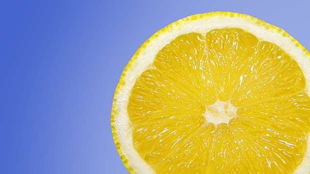 Почему лимон на срезе не темнеет?