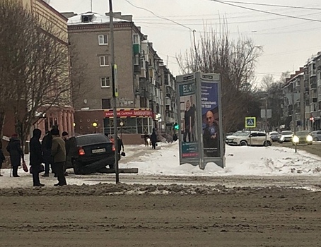 Фотофакт: легковушка вылетела на территорию школы в Ижевске