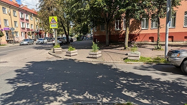 Теперь «совсем нельзя» с заскоком на тротуар: на Карла Маркса победили нелегальную парковку