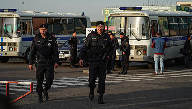 Полицейские устроили массовую драку в Москве