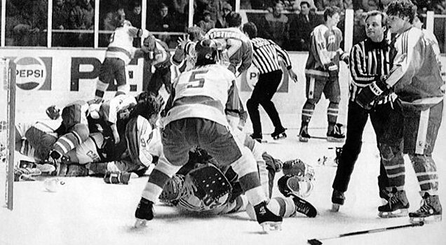 Самый \"убойный\" матч: когда хоккеистов сборных СССР и Канады разнимала полиция
