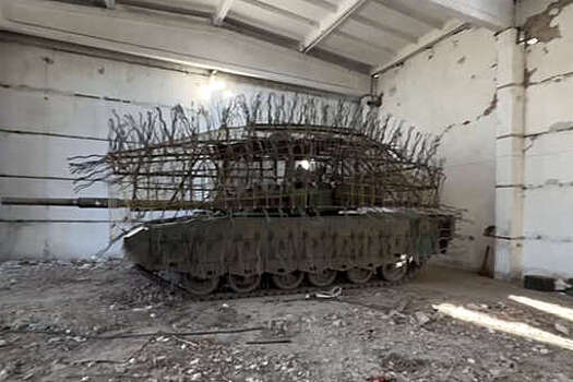 Военкор Сладков опубликовал видео с танком Т-80БВМ, прикрытым одуванчиком