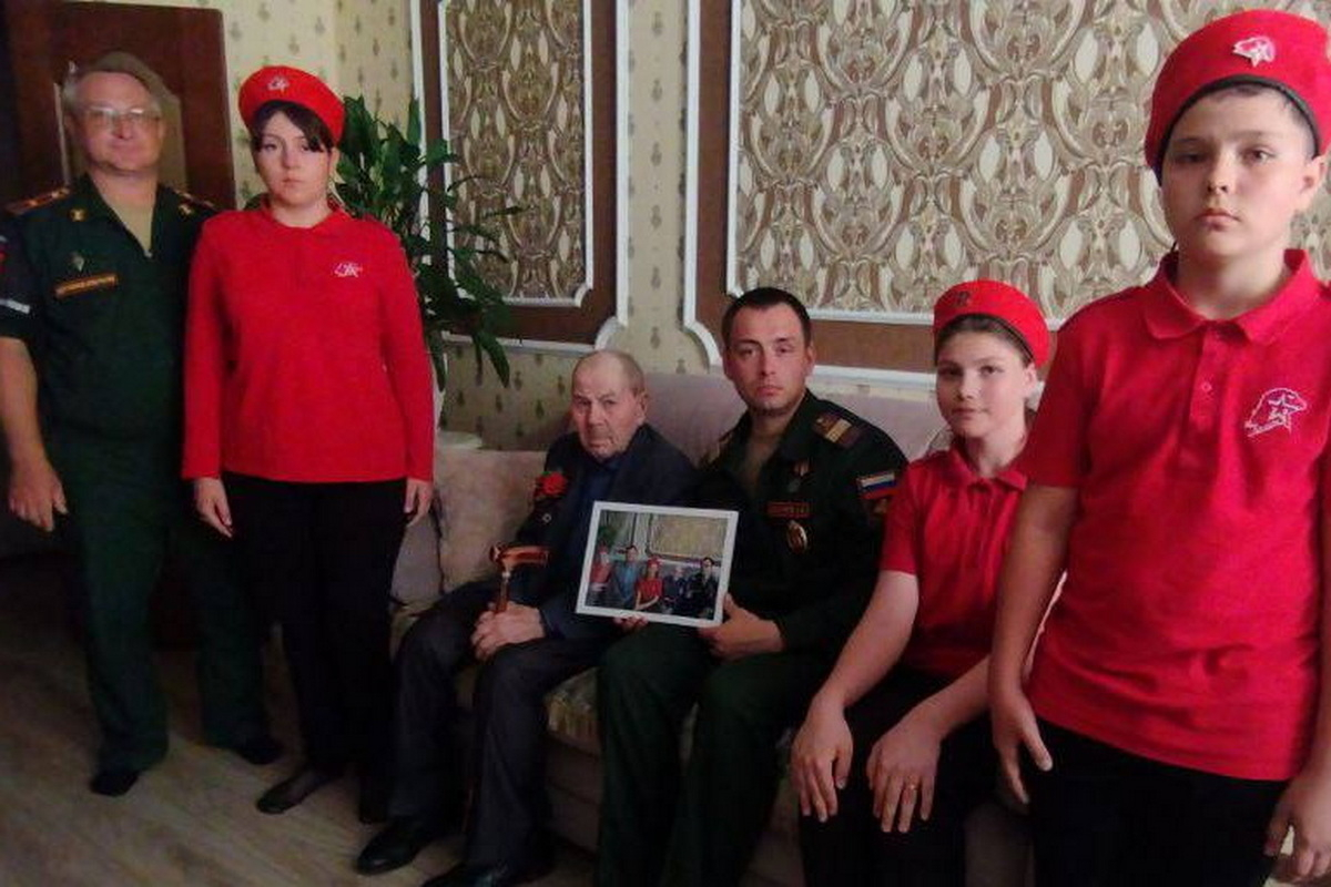 Военнослужащие военной полиции ЦВО накануне Дня памяти и скорби навестили ветерана Великой Отечественной войны в Сызрани