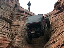 Видео: Старенький Jeep покорил почти отвесную стену