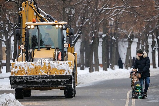 Городские службы приступили к сплошному механизированному подметанию дорог в Москве из-за снегопада