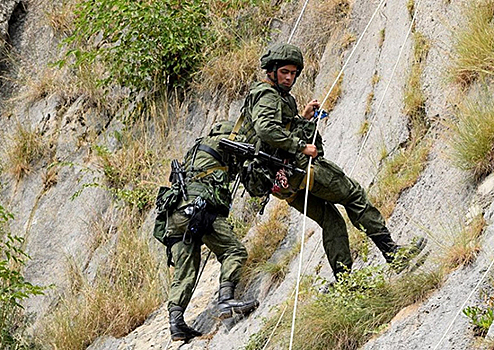 Более 100 комплектов современного горного снаряжения получили военнослужащие в Туве