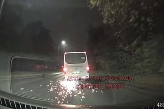 В Подмосковье на видео попало, как автобус с людьми заискрился в момент ДТП
