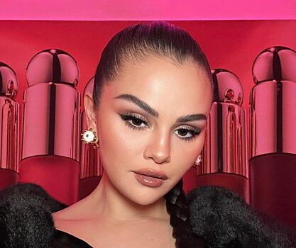 Идеальные каникулы: Селена Гомес вместе с подругами отправилась в Париж