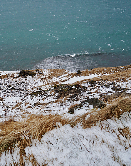 Остров омывается Атлантическим и Северным Ледовитым океанами. На северном побережье располагается город Хусавик, из которого в открытое море каждый день отправляются экскурсии для желающих понаблюдать за китами в естественной среде обитания. А на скалистом северо-западе можно наткнуться на лежбища морских котиков.