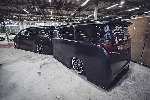 Toyota Alphard с передней частью от Lexus LM и прицепом в том же стиле
