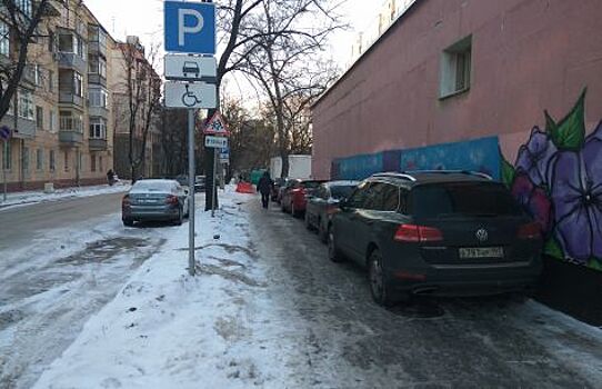 Парковка на тротуаре: чем рискуют водители?
