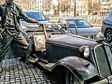 Памятники автомобилям и водителям