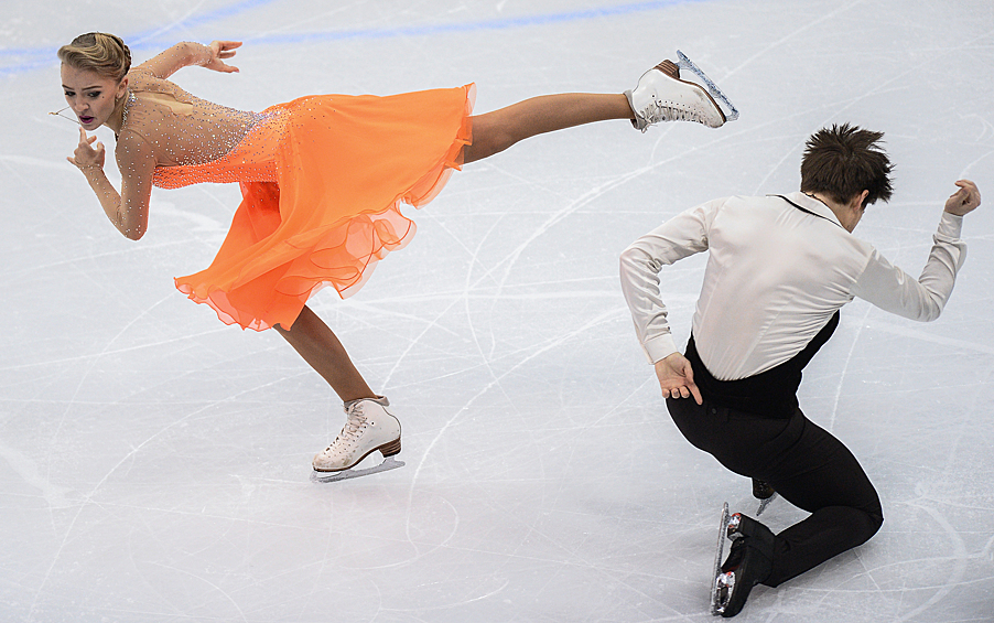 Александра Степанова и Иван Букин (Россия) выступают в короткой программе танцев на льду
