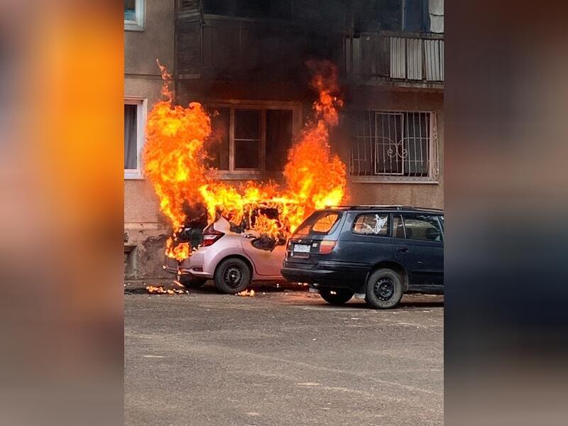 Автомобиль загорелся под окнами общежития в Краснокаменске