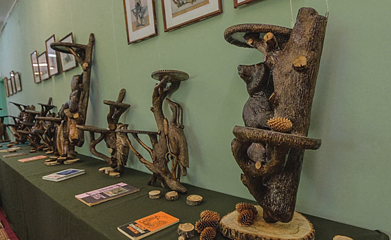 В Курске открылась выставка «Поэма о дереве»