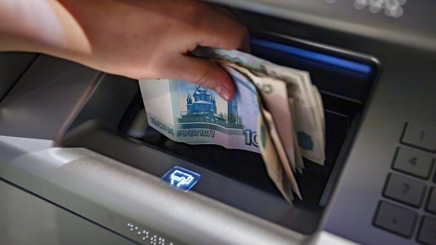 ЦБ предложил ввести лимит на внесение наличных в банкомате