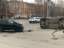 Иномарка перевернулась на бок после ДТП у «Сибирской ярмарки»