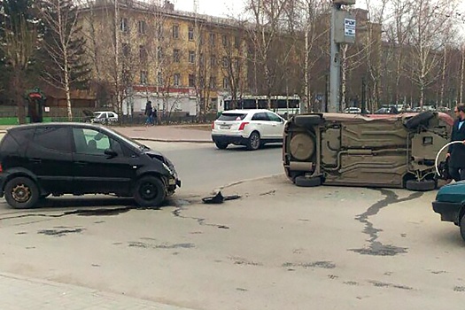 Иномарка перевернулась на бок после ДТП у «Сибирской ярмарки»