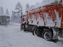 Помогать застрявшим на дороге в Якутии фурам пришлось десантникам службы спасения