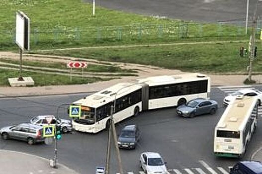В Петербурге на улице Коммуны автобус и легковушка не поделили дорогу