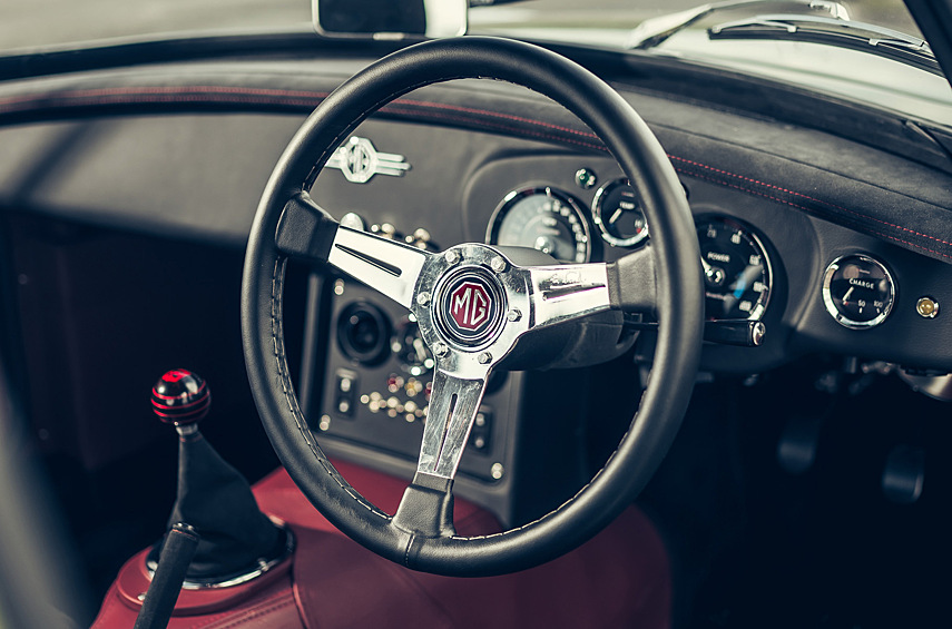 Аккумулятор ёмкостью 40 киловатт-часов обеспечит дальнобойность до 225 километров, а зарядка до 100 процентов займёт пять часов.