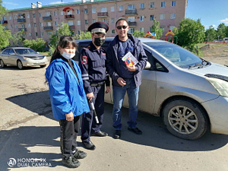 В Бурятии автоинспекторы и волонтеры поздравили водителей транспортных средств с Днем России