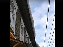 Нижегородцев напугала огромная глыба льда, свисающая с крыши в Плотничном переулке