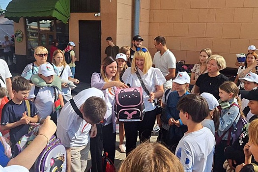 Отдыхавшим в Гомеле детям из Донбасса передали рюкзаки со школьными сувенирами