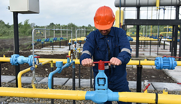 Транзит газа через Украину сократился в два раза