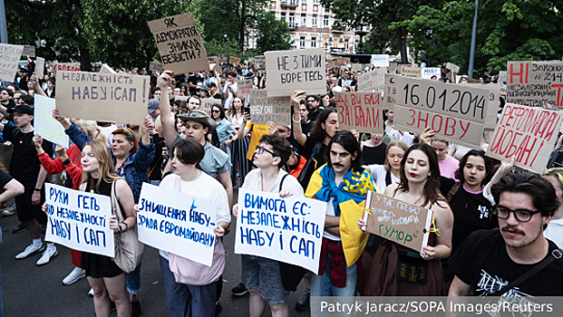 NYT: Протестующие в Киеве пригрозили Зеленскому новым майданом