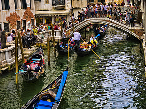 Власти Венеции впервые ограничат поток туристов