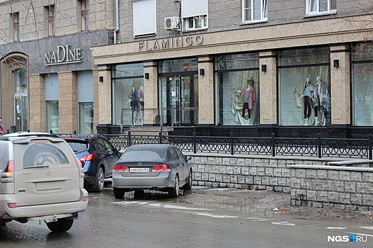 Власти разрешили ставить машины на скандальной парковке возле элитных бутиков в центре Новосибирска
