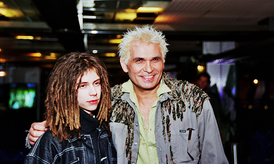 До 2004 года продюсером Децла был Александр Толмацкий, затем артист сотрудничал со звукозаписывающими компаниями Universal Music и Not on Label. 