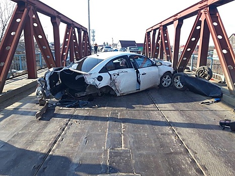 В Тоцком на мосту водитель Chevrolet устроил серьезное ДТП