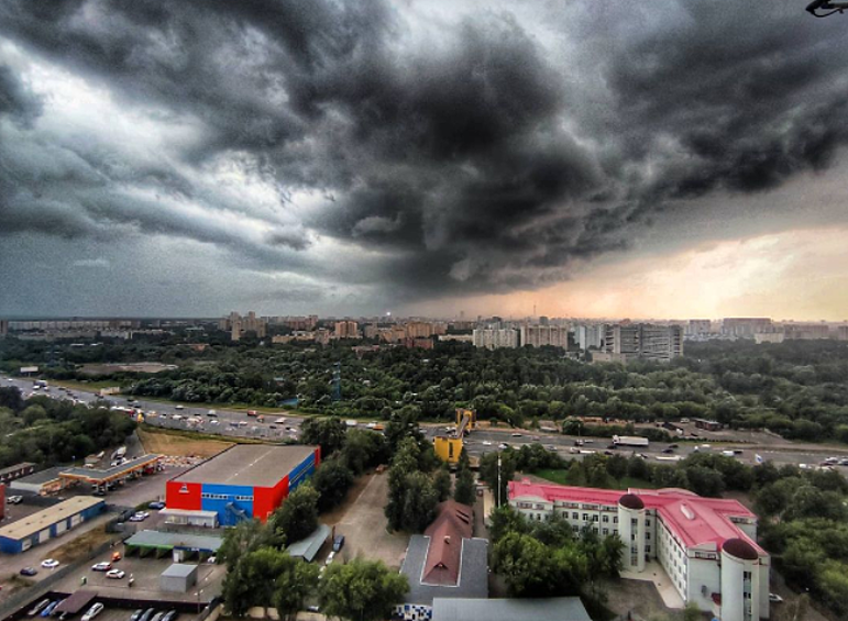 В середине дня небо над столицей почернело.