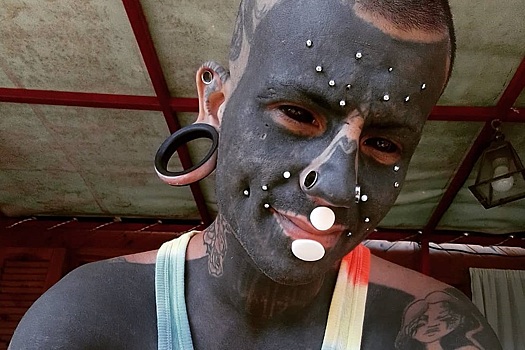 Акробат назвал себя мутантом и разрисовал тело сплошной черной татуировкой