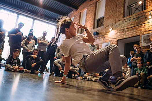 Поём вместе с «АлоэВера», отмечаем юбилей Comedy Club, танцуем брейк-данс и ещё 16 идей для выходных